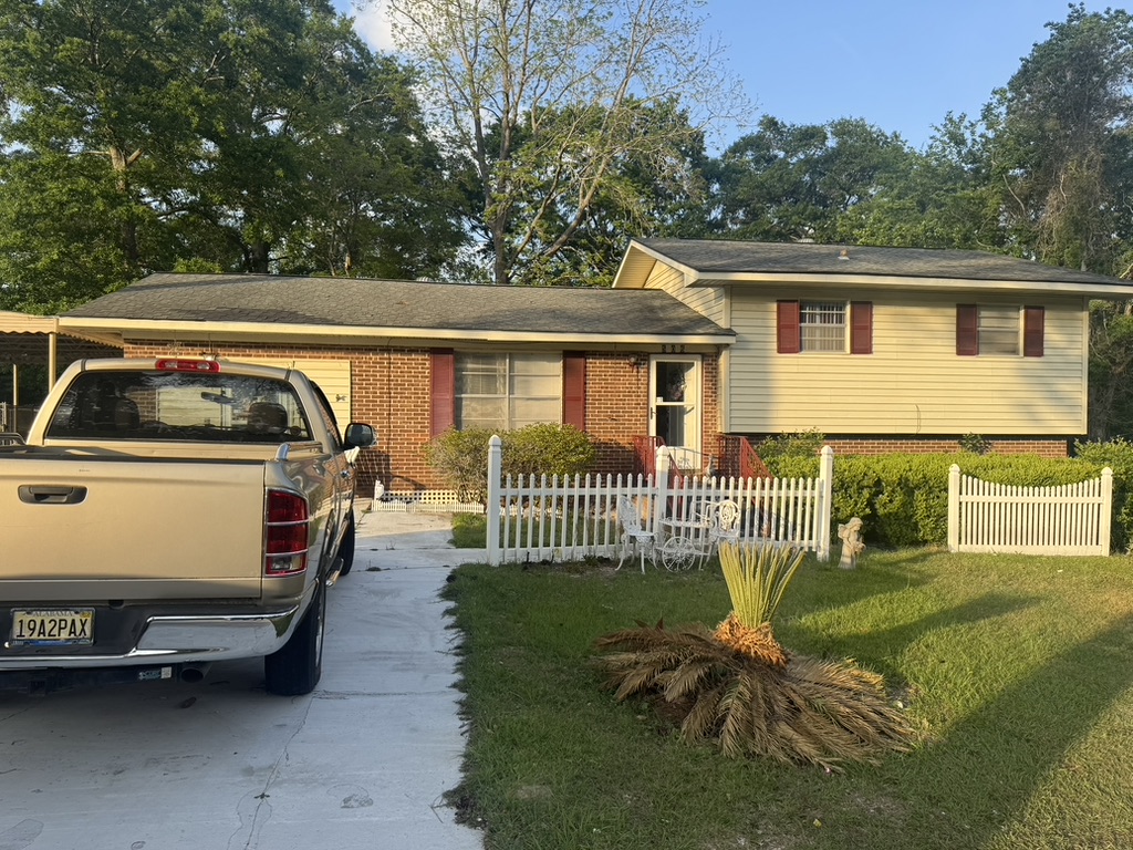 506 Dixie Drive front lawn and driveway