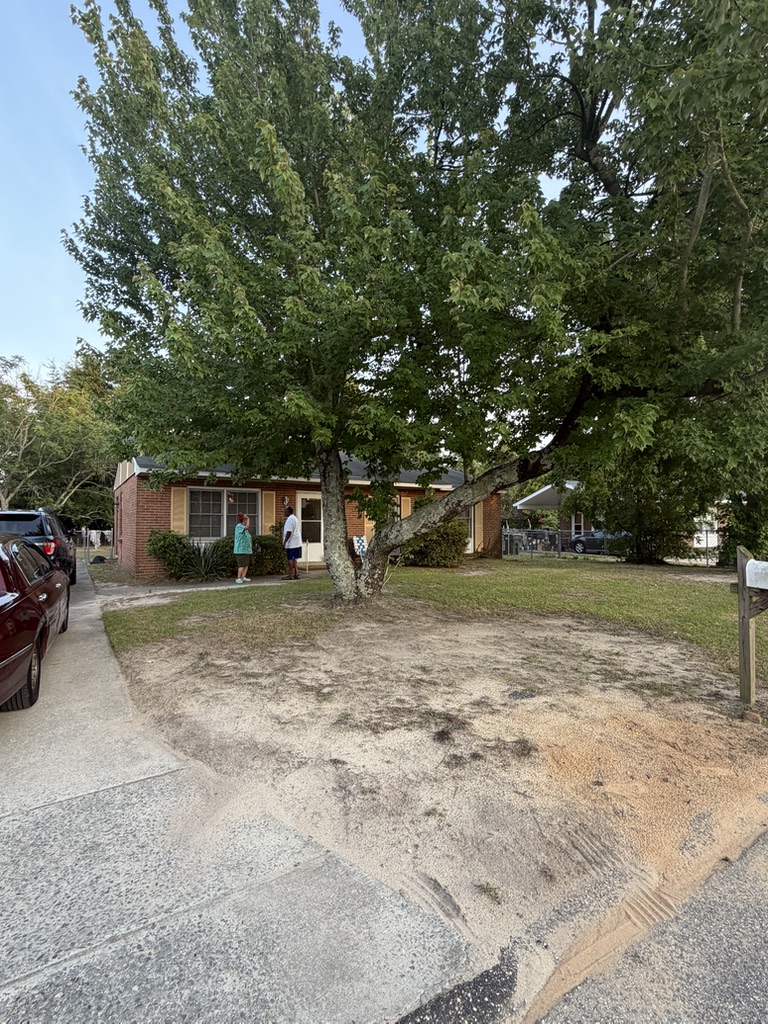 921 Fiske Drive front yard and exterior